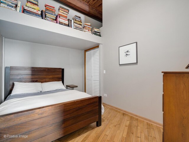 3323 N Paulina St Unit 5F, Chicago, IL 60657 - bedroom featuring light wood-style flooring, baseboards, and a closet