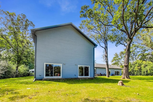 back of house featuring a lawn
