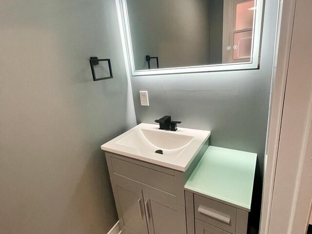 7042 S Eberhart Ave, Chicago, IL 60637 - bathroom with vanity