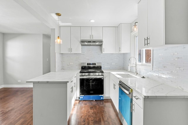 kitchen with a sink, gas range, dishwasher, dark wood-type flooring, and a peninsula