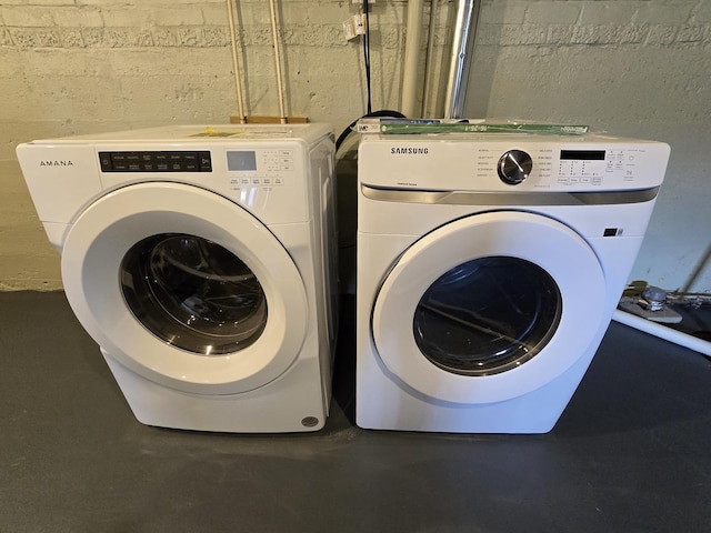 601 Powell St, Streator, IL 61364 - laundry area with laundry area and washer and clothes dryer