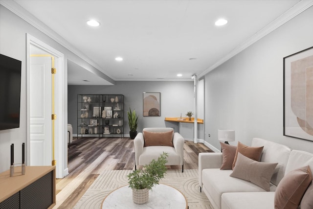 living area featuring recessed lighting, light wood-style flooring, crown molding, and baseboards