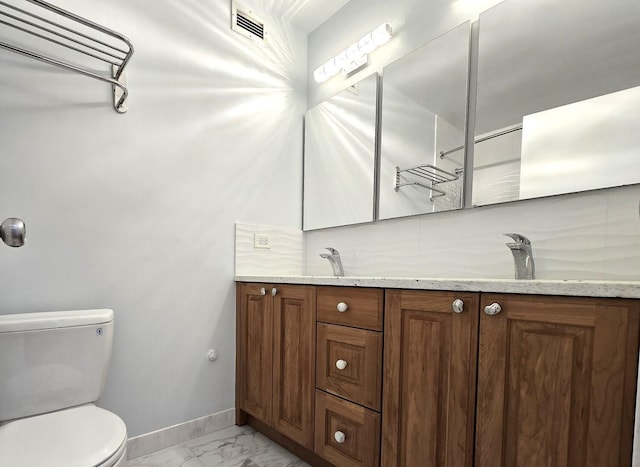 1115 S Plymouth Ct Unit 303, Chicago, IL 60605 - full bath with baseboards, toilet, visible vents, decorative backsplash, and marble finish floor