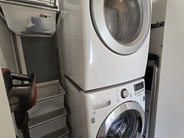 1115 S Plymouth Ct Unit 303, Chicago, IL 60605 - laundry room featuring stacked washer and clothes dryer
