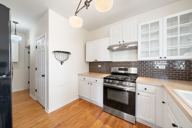 2543 Oneida Ln, Naperville, IL 60563 - kitchen with tasteful backsplash, light countertops, white cabinets, under cabinet range hood, and stainless steel gas stove