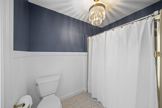 209 Oak Cv, Lake Holiday, IL 60552 - full bath featuring an inviting chandelier, tile patterned flooring, a wainscoted wall, and toilet