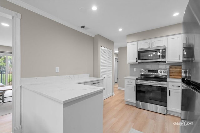 4425 Blackhawk Ln Unit 201, Lisle, IL 60532 - kitchen featuring appliances with stainless steel finishes, a peninsula, light wood-style floors, white cabinets, and recessed lighting