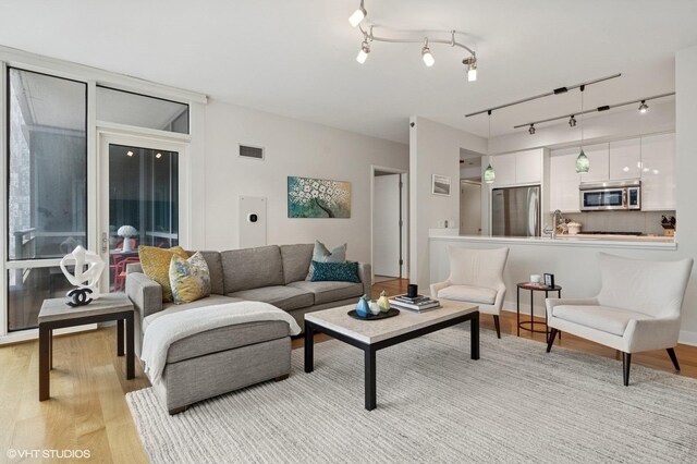 505 N Mcclurg Ct Unit 1801, Chicago, IL 60611 - living area featuring light wood-style flooring