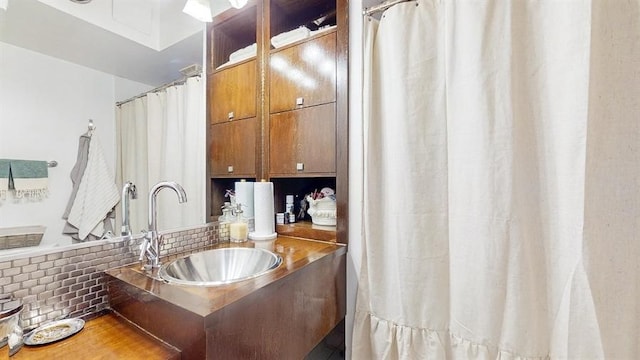 bathroom featuring tasteful backsplash and vanity