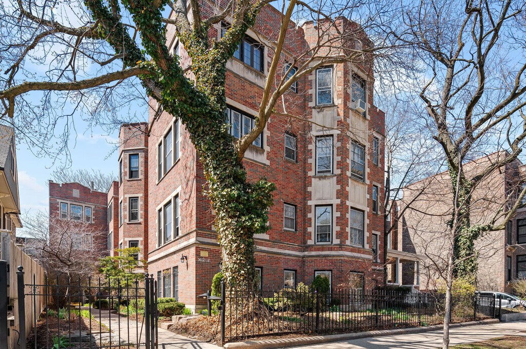 5618 S Blackstone Ave Unit 3, Chicago, IL 60637 - view of property featuring fence private yard