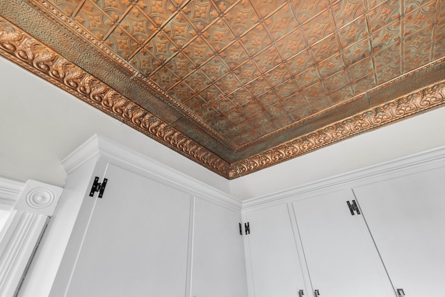 206 Franklin Pl, Rockford, IL 61103 - detailed view of an ornate ceiling