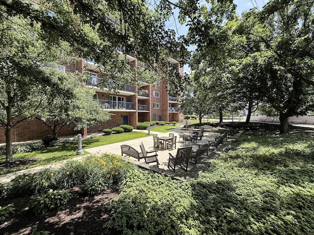 7120 N Milwaukee Ave Unit 305, Niles, IL 60714 - view of property's community with a patio area