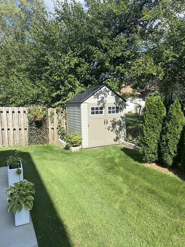7902 W 105th St, Palos Hills, IL 60465 - empty room featuring visible vents, plenty of natural light, and a notable chandelier