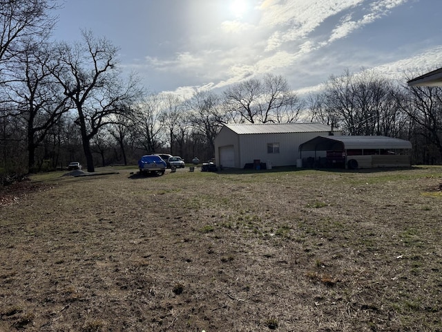 view of yard featuring an outbuilding