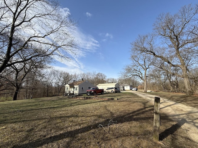 view of yard with driveway