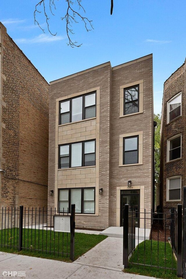 view of front of house with a fenced front yard