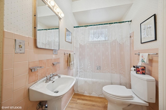 607 Thatcher Ave, River Forest, IL 60305 - full bath featuring tile walls, wood finished floors, shower / tub combo, toilet, and wallpapered walls