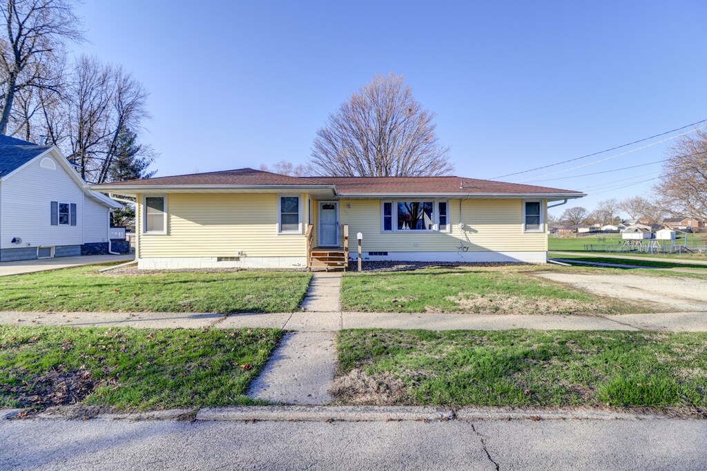 307 E Winfield St, Morrison, IL 61270 - view of front of property with crawl space and a front lawn