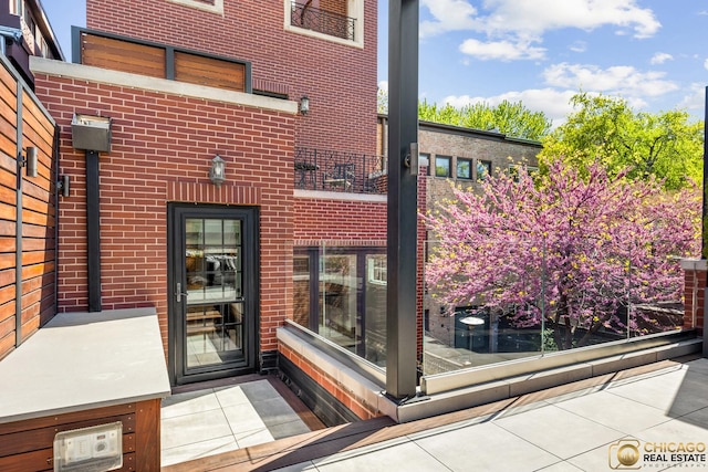 816 W Lill Ave, Chicago, IL 60614 - view of exterior entry with brick siding