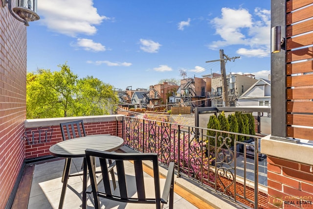 816 W Lill Ave, Chicago, IL 60614 - balcony featuring a residential view
