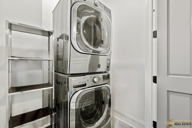 816 W Lill Ave, Chicago, IL 60614 - laundry room featuring estacked washer and dryer