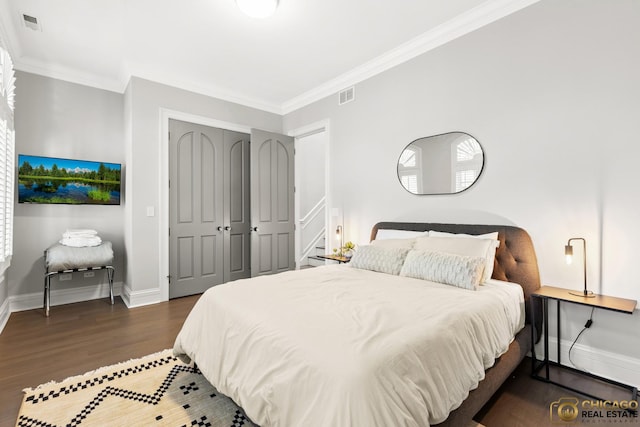 816 W Lill Ave, Chicago, IL 60614 - bedroom featuring ornamental molding, dark wood-style flooring, baseboards, and a closet