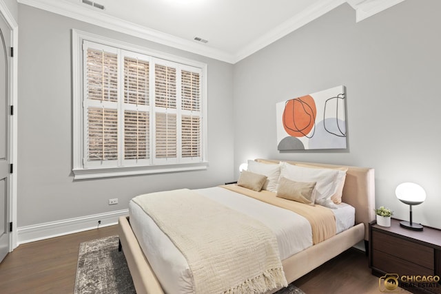 816 W Lill Ave, Chicago, IL 60614 - bedroom with wood finished floors, crown molding, and baseboards