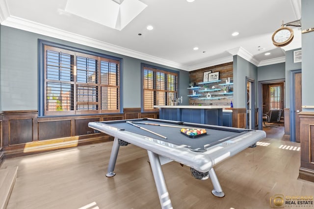 816 W Lill Ave, Chicago, IL 60614 - rec room featuring a wainscoted wall, recessed lighting, crown molding, light wood-style floors, and billiards