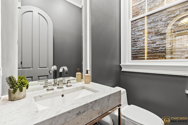816 W Lill Ave, Chicago, IL 60614 - bathroom with toilet and vanity