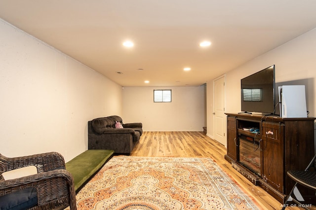living area featuring visible vents, light wood-type flooring, and recessed lighting