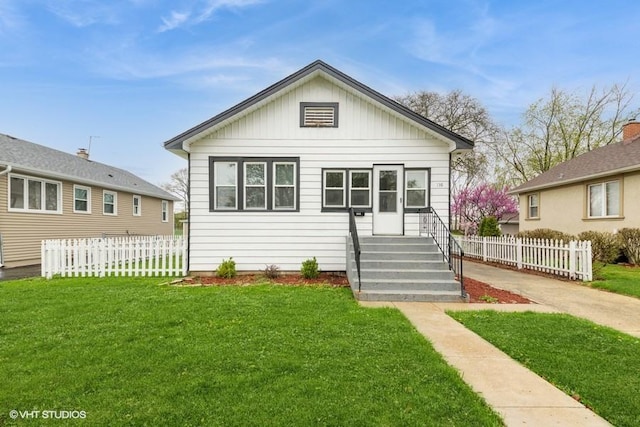 138 W Kenilworth Ave, Villa Park, IL 60181 - bungalow-style home featuring fence and a front yard