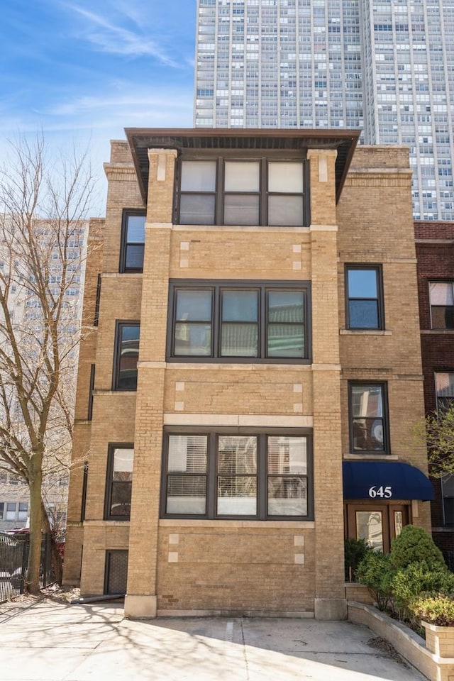 view of apartment building / complex
