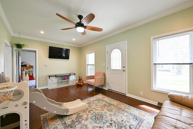 living room featuring crown molding, a ceiling fan, recessed lighting, and wood finished floors
