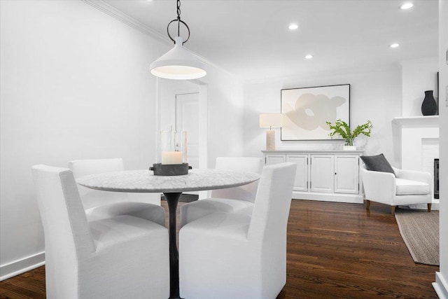 dining space with crown molding, recessed lighting, dark wood-style flooring, and baseboards