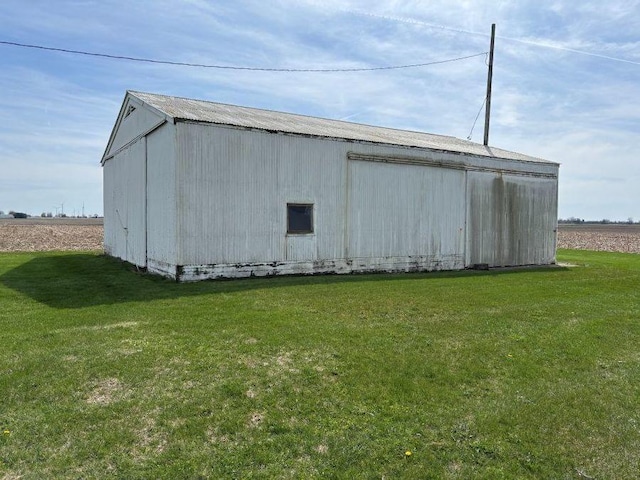 view of pole building featuring a lawn
