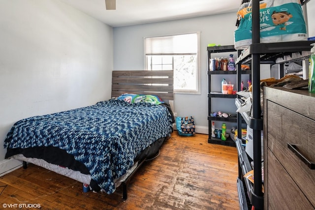 bedroom featuring hardwood / wood-style floors, baseboards, and ceiling fan