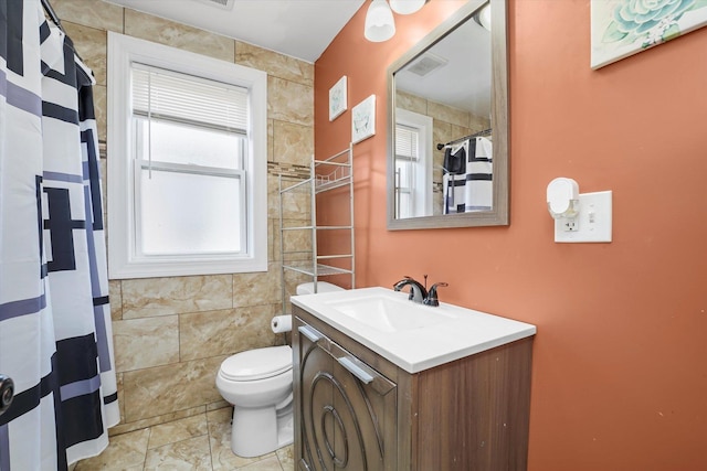 full bath with vanity, curtained shower, and toilet