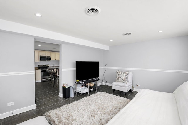 living area with visible vents, recessed lighting, and baseboards