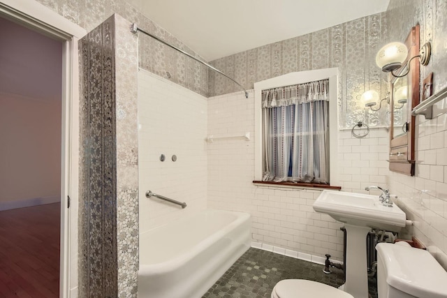 1331 W Greenleaf Ave Unit 2, Chicago, IL 60626 - bathroom featuring toilet, shower / washtub combination, tile walls, and wallpapered walls