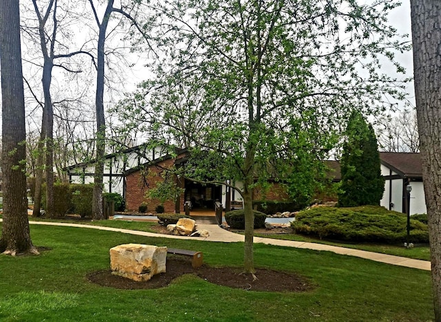 view of property's community featuring a yard
