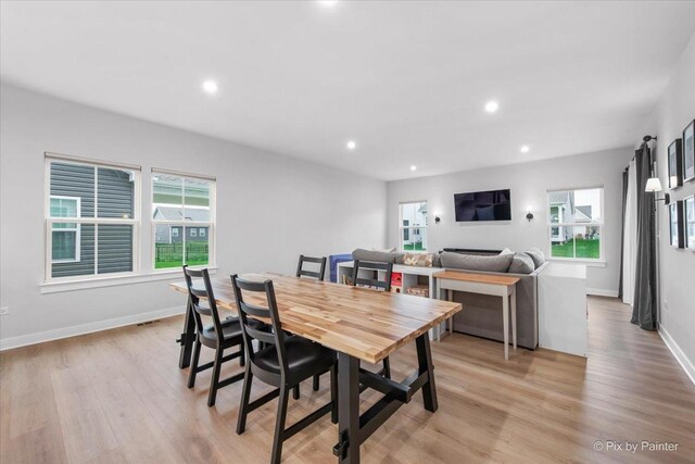 dining space featuring recessed lighting, light wood-style flooring, and baseboards