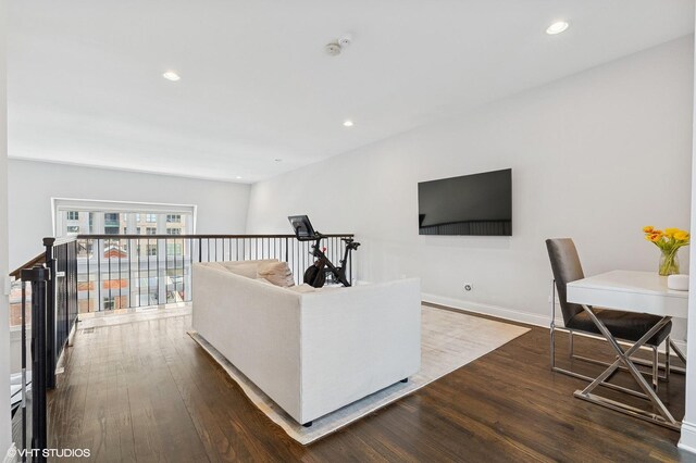 29 N Morgan St Unit Ph, Chicago, IL 60607 - living area featuring dark wood-style flooring, recessed lighting, and baseboards