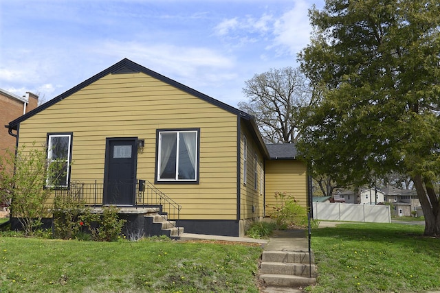 112 W Porter St, Oglesby, IL 61348 - view of front of home featuring fence and a front yard