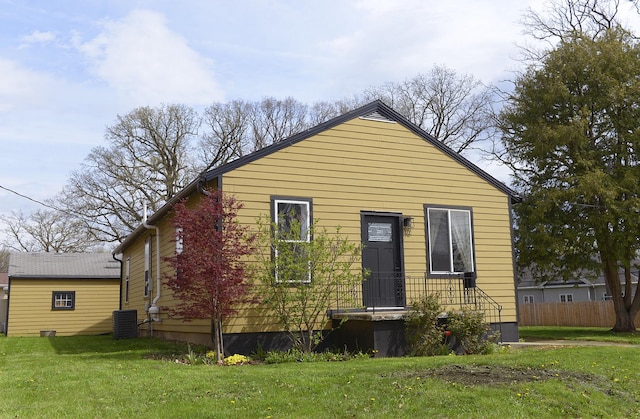 112 W Porter St, Oglesby, IL 61348 - view of front facade featuring a front lawn, central air condition unit, and fence