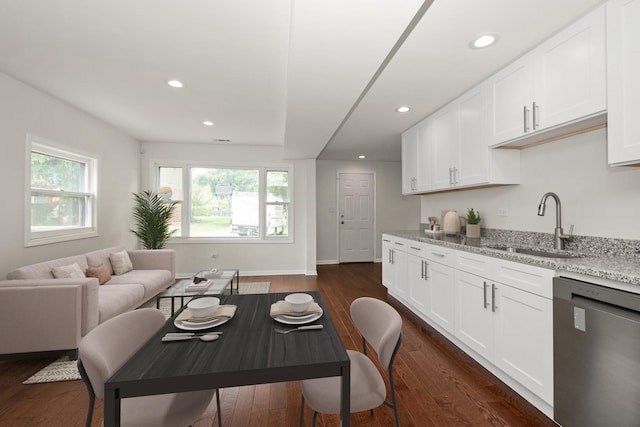 dining area with dark wood-style floors, recessed lighting, and baseboards