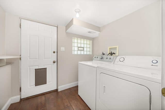 laundry room with visible vents, baseboards, laundry area, dark wood finished floors, and independent washer and dryer