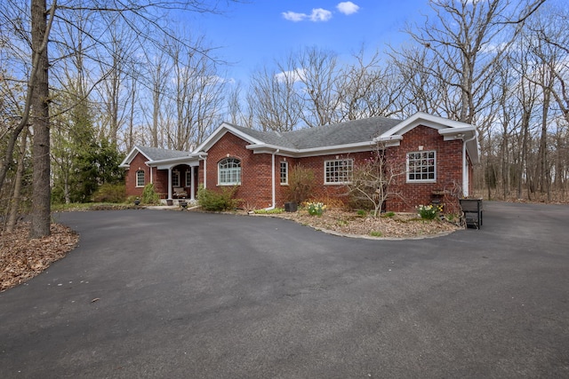 ranch-style home with brick siding and driveway