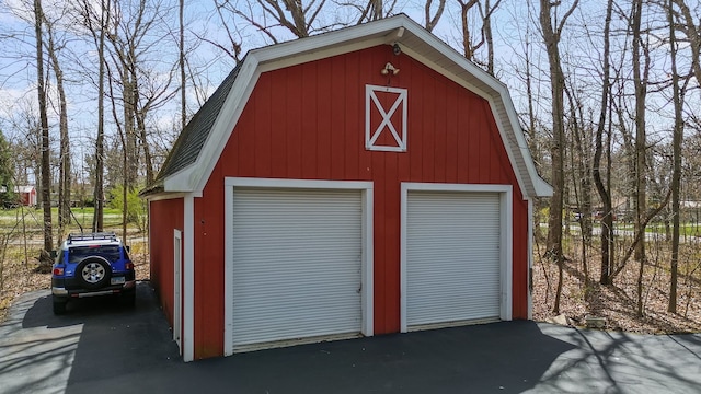 view of detached garage