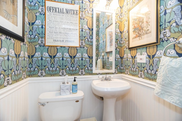4432 N Racine Ave Unit 3S, Chicago, IL 60640 - bathroom featuring toilet, a sink, a wainscoted wall, wallpapered walls, and a decorative wall