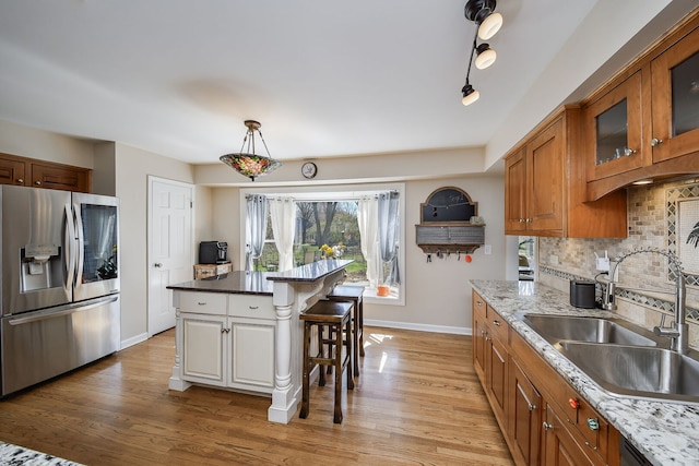 1616 Albermarle Ct, Naperville, IL 60563 - kitchen with a kitchen breakfast bar, a sink, stainless steel fridge, tasteful backsplash, and baseboards